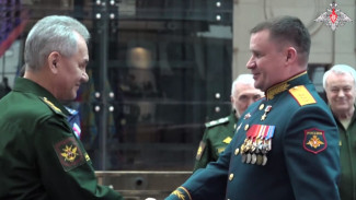 Дмитрий Азаров поздравил Андрея Мордвичева с присвоением звания Героя  РФ