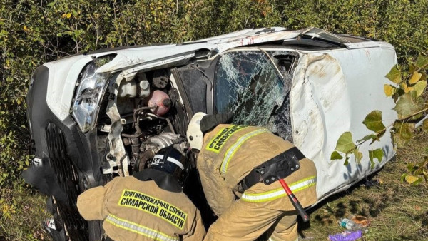 NIVA перевернулась, Renault сгорел: подробности и кадры ДТП на трассе под Самарой