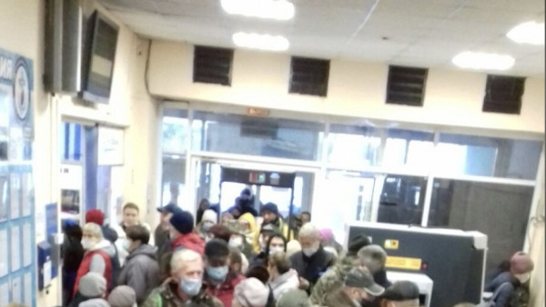 Самарцы пожаловались на большую очередь в кассу речного вокзала