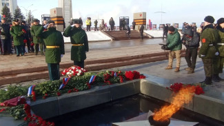 В Самаре возложили цветы к Вечному огню в честь Дня защитника Отечества