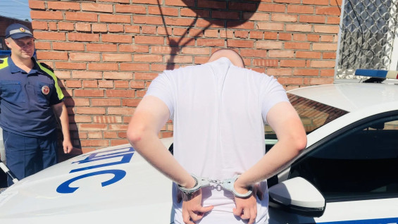 Пассажир такси в Самарской области выбросил наркотики при полицейских