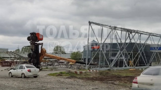 Встал на дыбы. При монтаже ЛЭП в Тольятти перевернулся автокран 