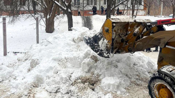 В Самаре бульдозером ликвидировали ледяную горку у дома №120 на Алма-Атинской