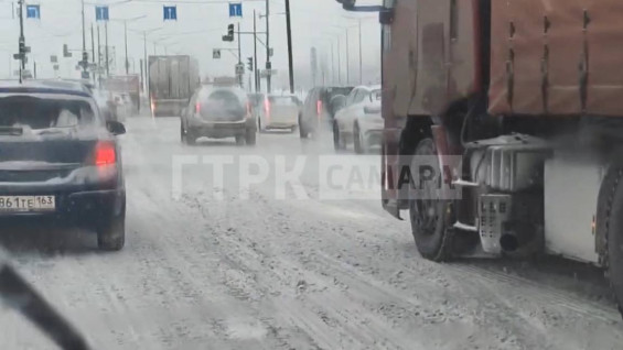 Большегрузы перекрыли Московское шоссе в снежной Самаре 3 февраля