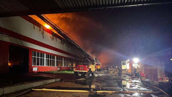 В Самарской области огромный пожар на заводе "Феррони" охватил 6 тысяч квадратных метров