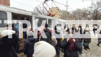 Толпы пассажиров на остановках: в Самаре сломались встречные трамваи на улице Ново-Садовой