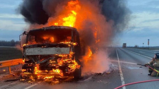 Под Самарой КамАЗ загорелся на ходу 3 апреля 