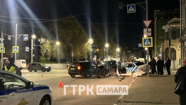 В Самаре на перекрестке жестко столкнулись три автомобиля 2 мая