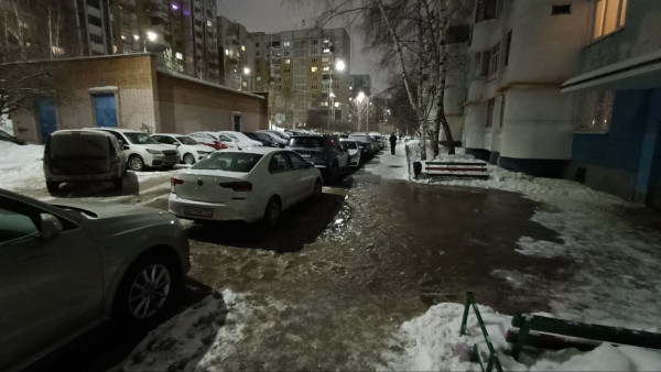 В Самаре после мощного прорыва трубы двор на Демократической ушел под воду