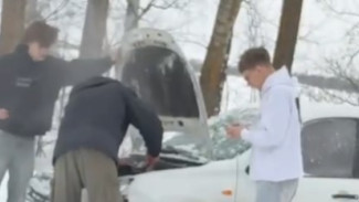 На трассе под Самарой машину снесло в кювет из-за снежной завесы