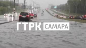 Появились кадры ушедшего под воду Московского шоссе после ливня стеной в Самаре