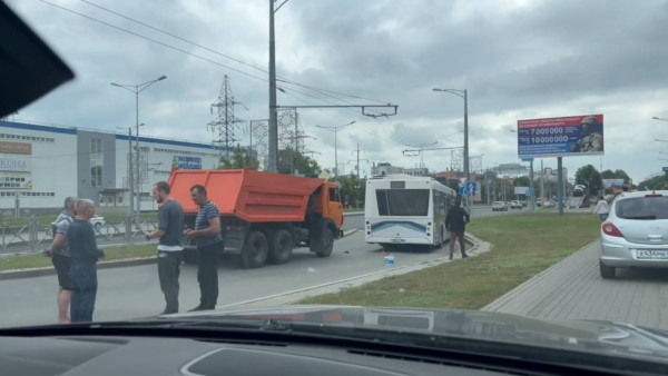 22 июня автобус и КАМАЗ парализовали движение на Московском шоссе 