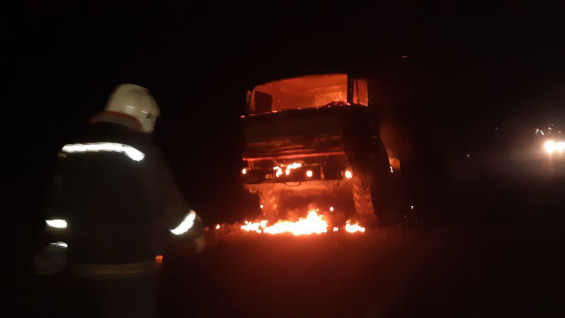 КАМАЗ сгорел на трассе под Самарой утром 8 декабря