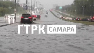 Появились кадры ушедшего под воду Московского шоссе после ливня стеной в Самаре