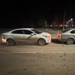 ДТП в Самаре: Kia врезалась в припаркованный автомобиль 