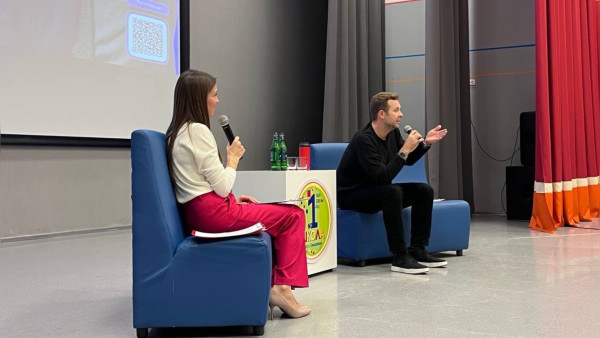 Школьники Самарской области приняли участие в творческой встрече с Климом Шипенко 