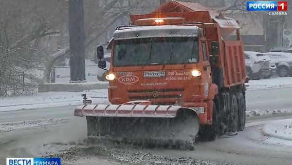 К борьбе со значительными осадками в Самаре подключили автопоезд