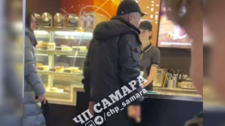 В Самаре охранник закусочной засунул причиндалы в сугроб