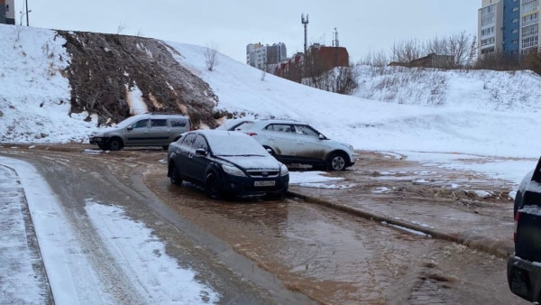 В Самаре из-за коммунальной аварии затопило коричневой водой 5 просеку