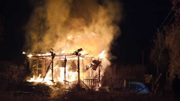 В Сызранском районе полностью выгорел дом