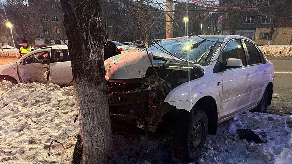 «Перед машины – в фарш»: в Самарской области «Ford Focus» влетел в дерево