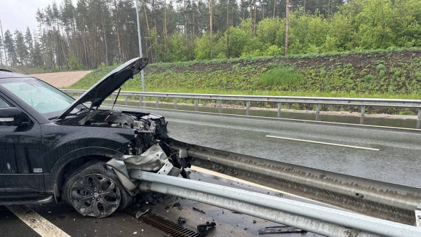 Kia Mohave протаранила ограждение на "Обходе Тольятти" 14 мая