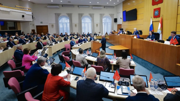 В Самаре на заседании областного парламента губернатор Вячеслав Федорищев подвел итоги совместной работы и обозначил приоритеты  