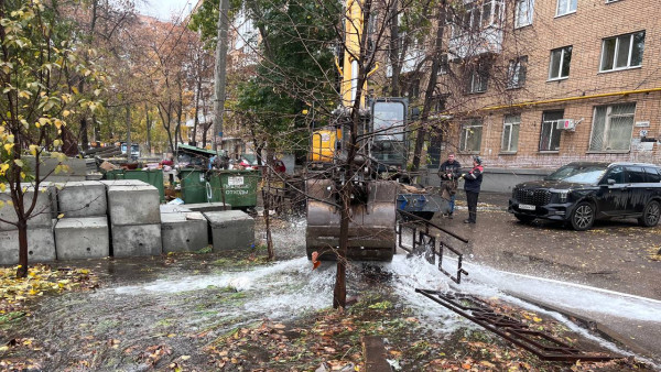 Появились кадры коммунального фонтана на проспекте Ленина