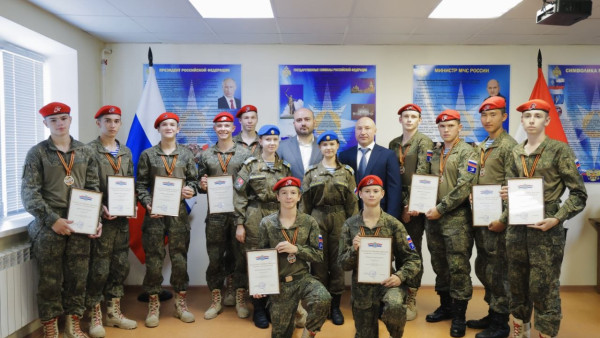 Вячеслав Федорищев наградил юнармейцев – победителей военно-спортивной игры «Наследники Победы»