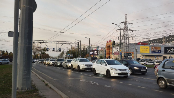 Неработающие светофоры парализовали движение на Московском шоссе в Самаре вечером 27 сентября