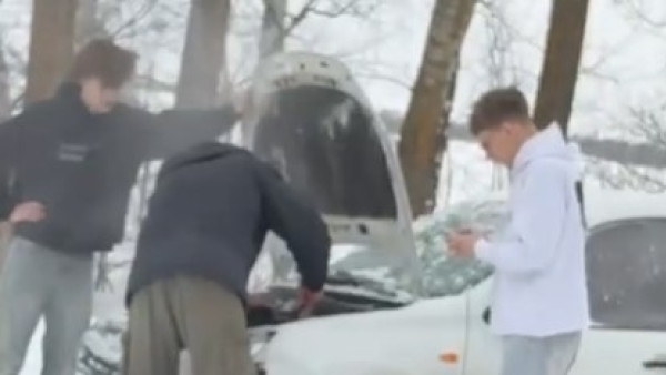 На трассе под Самарой машину снесло в кювет из-за снежной завесы