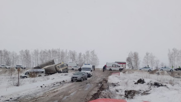 Гроб на дороге: похоронный автобус столкнулся с грузовиком в Самарской области