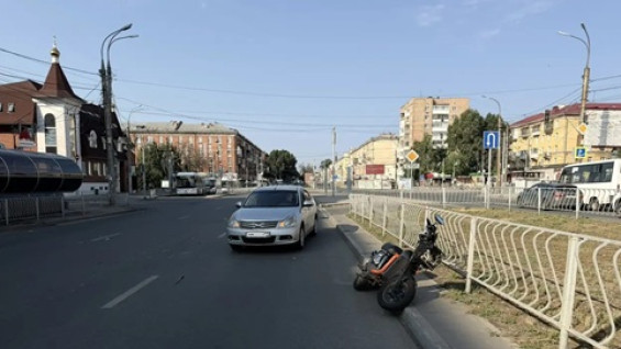 В Самаре водитель Nissan сбил мужчину на электросамокате