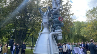 В Самаре в парке Гагарина торжественно открыли памятник легендарному ракетному двигателю НК-33