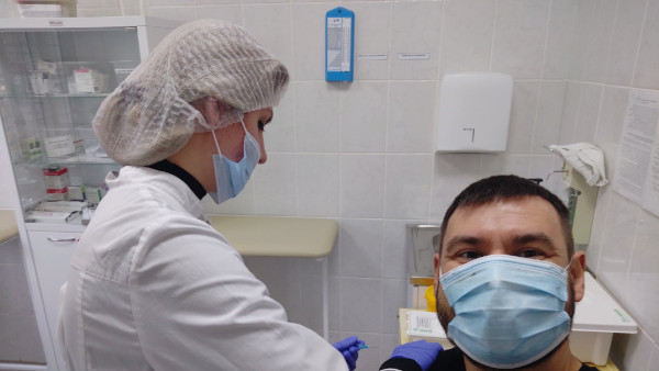 Повышение температуры, сонливость и боль в руке: журналист ГТРК «Самара» испытал прививку от коронавируса 