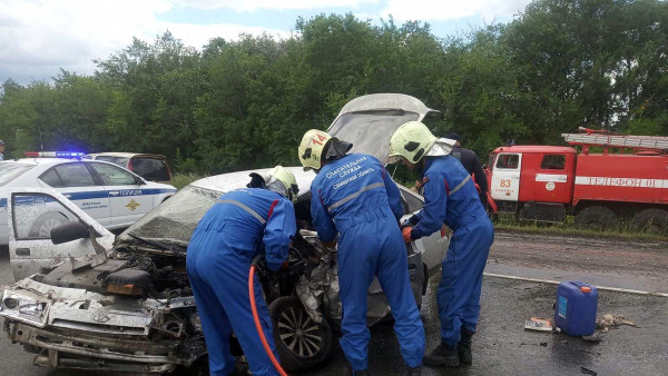 В Самарской области в страшном столкновении с фурой погиб водитель легковушки