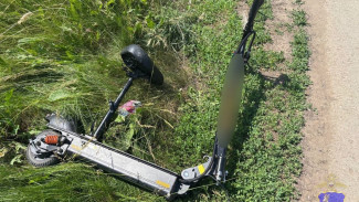 В Самарской области дети 9 и 7 лет попали под колеса автомобиля на самокате