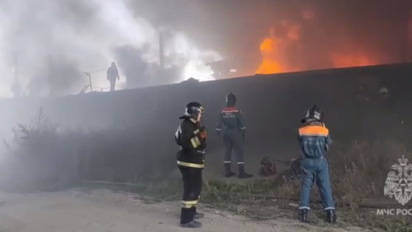 Самарцев из-за пожара на складе с красками просят срочно закрыть окна в целях безопасности