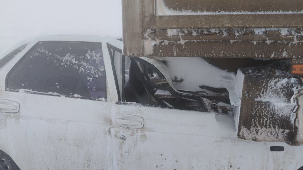 Под Самарой на трассе М-5 легковой автомобиль протаранил фуру