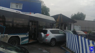 18 июня в Самаре автобус врезался в автосервис