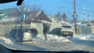 В Самаре 2 машины влетели в забор на проклятом перекрестке