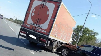 Грузовик крупной сети алкомаркетов попал в ДТП в Самарской области