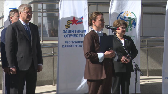 Заместитель министра обороны РФ Анна Цивилева вручила автомобили и коляски ветеранам СВО в Уфе