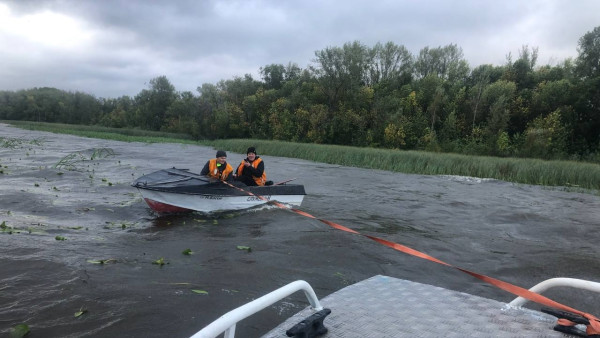 В Самарской области в шторм на Волге спасли двух лодочников 