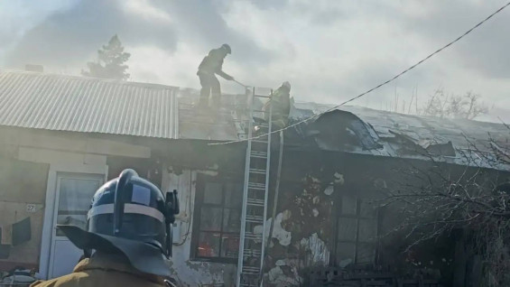 В Самарской области 6 апреля тушат крупный пожар в жилом доме 