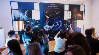 Тёмная материя, чёрные дыры и Девятая планета: ГигаЧат превратил «загадки космоса» в нейрокартины