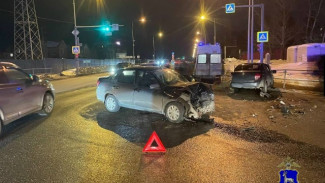 В Самаре водитель Lada Granta проехал на «красный» и устроил жесткое ДТП  