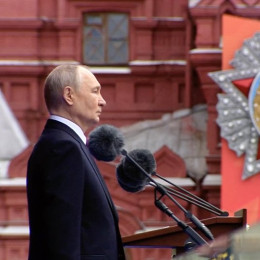 Президент России Владимир Путин поздравил россиян с Днем Победы на Красной площади