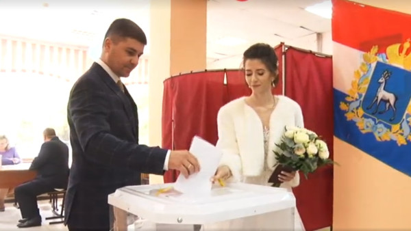 В Самарской области на избирательный участок приехала свадебная пара