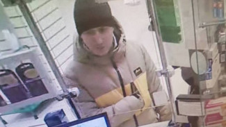 В Самарской области мошенник в бежевой куртке снял 11000 рублей с чужой карты